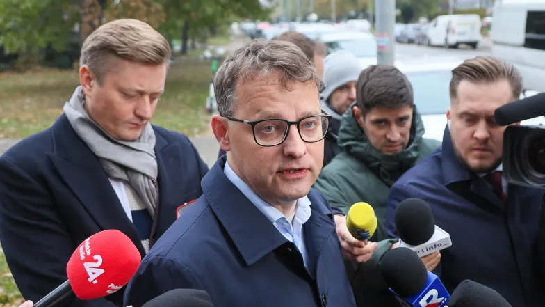 Były minister sprawiedliwości w rządzie PiS Marcin Romanowski przed wejściem do prokuratury krajowej. Warszawa, 15 października 2024 r. // fot. Wojciech Olkuśnik / East News