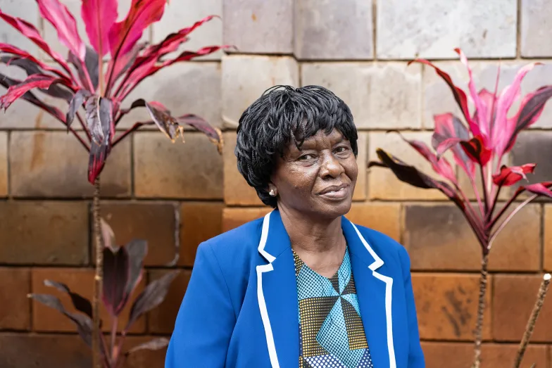 Mother Mary powrót do Kenii zajął dwie dekady. Mieszka na wsi, lecz często przyjeżdża do Nairobi. Opowiada młodym o tym, co przeżyła w RPA i Jordanii –&nbsp;i o ludziach, których samodzielnie sprowadziła do domu. Nairobi, listopad 2024 r. // Fot. Grażyna Makara