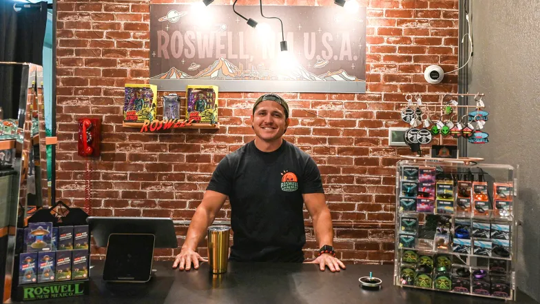 Jeden z braci prowadzących sklep z pamiątkami w Roswell. 26 paździenika 2020 r. // Fot. Jan Radomski Jeden z braci prowadzących sklep z pamiątkami w Roswell. 26 paździenika 2020 r. // Fot. Jan Radomski