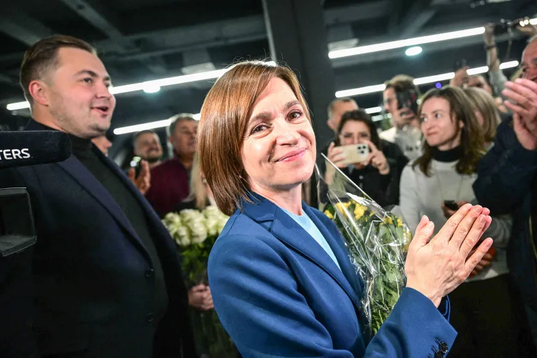 MOŁDAWIA. Prezydentka Maia Sandu uzyskała reelekcję, ale niewielką większością. W 2025 r. odbędą się wybory parlamentarne i obóz prozachodni może je przegrać. Kiszyniów, jesień 2024 r. // Fot. Daniel Mihailescu / AFP / East News MOŁDAWIA. Prezydentka Maia Sandu uzyskała reelekcję, ale niewielką większością. W 2025 r. odbędą się wybory parlamentarne i obóz prozachodni może je przegrać. Kiszyniów, jesień 2024 r. // Fot. Daniel Mihailescu / AFP / East News