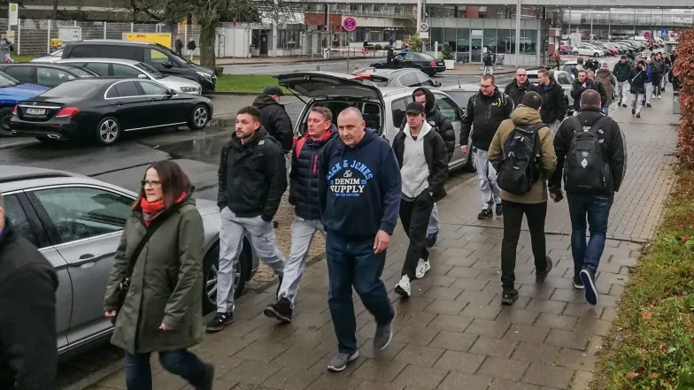 Pracownicy wychodzą z fabryki Volskwagena w Wolsfburgu, grudzień 2024 r. // Fot. Łukasz Grajewski Pracownicy wychodzą z fabryki Volskwagena w Wolsfburgu, grudzień 2024 r. // Fot. Łukasz Grajewski