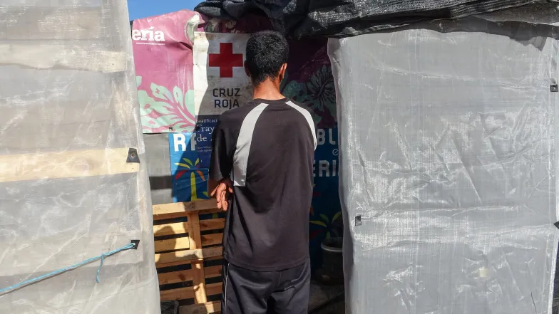Abderrahim z Maroka przed swoim „domem” w slumsach El Hoyo, Níjar. Andaluzja, grudzień 2024 r. // Fot. Agnieszka Zielińska Abderrahim z Maroka przed swoim „domem” w slumsach El Hoyo, Níjar. Andaluzja, grudzień 2024 r. // Fot. Agnieszka Zielińska