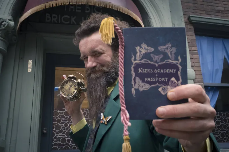 Tomasz Kot jako Ambroży Kleks w filmie „Kleks i wynalazek Filipa Golarza” // Materiały prasowe Next Film Tomasz Kot jako Ambroży Kleks w filmie „Kleks i wynalazek Filipa Golarza” // Materiały prasowe Next Film