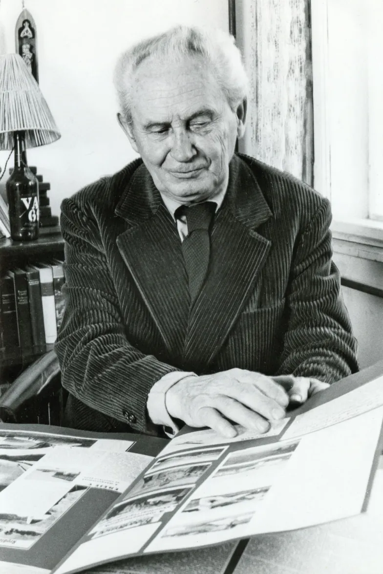 Ernő Rubik senior pokazuje autorowi tekstu album z własnymi fotografiami Warszawy 1935 roku. Budapeszt 1981 // Fot. Grzegorz Łubczyk , Budapeszt, 1981 r. // Fot. Grzegorz Łubczyk Ernő Rubik senior pokazuje autorowi tekstu album z własnymi fotografiami Warszawy 1935 roku. Budapeszt 1981 // Fot. Grzegorz Łubczyk , Budapeszt, 1981 r. // Fot. Grzegorz Łubczyk
