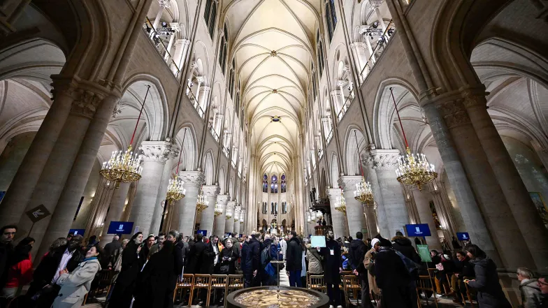 Pierwsza msza po remoncie katedry Notre-Dame w Paryżu.8 grudnia 2024 r. // Fot. Julien de Rosa / AFP / East News Pierwsza msza po remoncie katedry Notre-Dame w Paryżu.8 grudnia 2024 r. // Fot. Julien de Rosa / AFP / East News