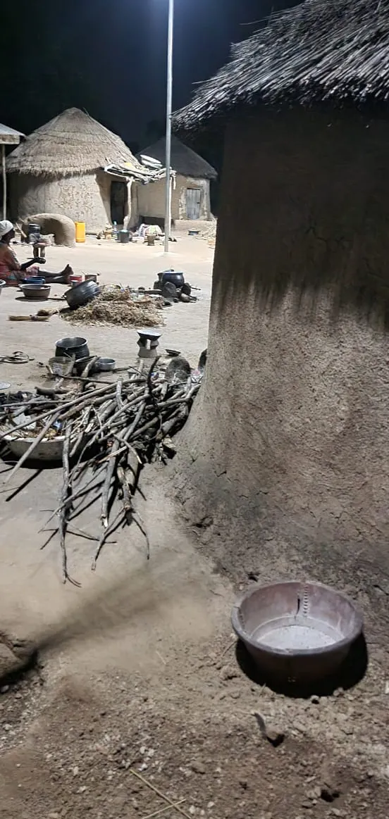 Obejście w osadzie dla „czarownic" oświetlone lampą solarną zainstalowaną w ramach projektu pomocowego, Gushiegu, północna Ghana. Listopad 2022 r. // Fot. Phanuel Myers Agudu Obejście w osadzie dla "czarownic" oświetlone lampą solarną zainstalowaną w ramach projektu pomocowego, Gushiegu, północna Ghana. Listopad 2022 r. // Fot. Phanuel Myers Agudu
