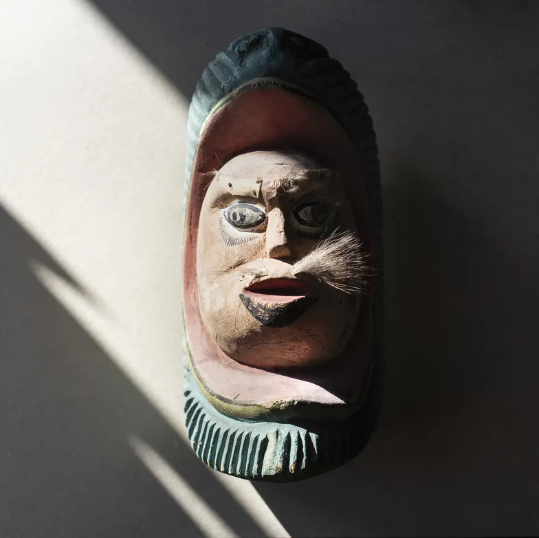 Maska w paszczy węża, przywieziona z Meksyku, koniec lat 70. XX w. Z kolekcji Joanny Braun // Fot. Grażyna Makara 