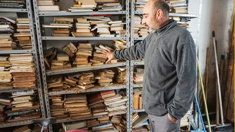 Isidre, 49 lat, w pozostałościach swojego zakładu stolarskiego pokazuje dokąd sięgała mu woda. Paiporta, styczeń 2025 r. // Fot. Agnieszka Zielińska Isidre, 49 lat, w pozostałościach swojego zakładu stolarskiego pokazuje dokąd sięgała mu woda. Paiporta, styczeń 2025 r. // Fot. Agnieszka Zielińska