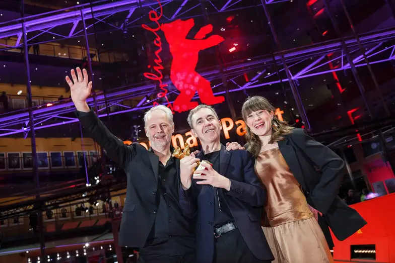 Reżyser Dag Johan Haugerud z dwójką producentów swojego filmu, Yngve Sæther i Hege Hauff Hvattum // Fot. Dirk Michael Deckbar / Berlinale 2025 / Materiały prasowe Berlinale 2025