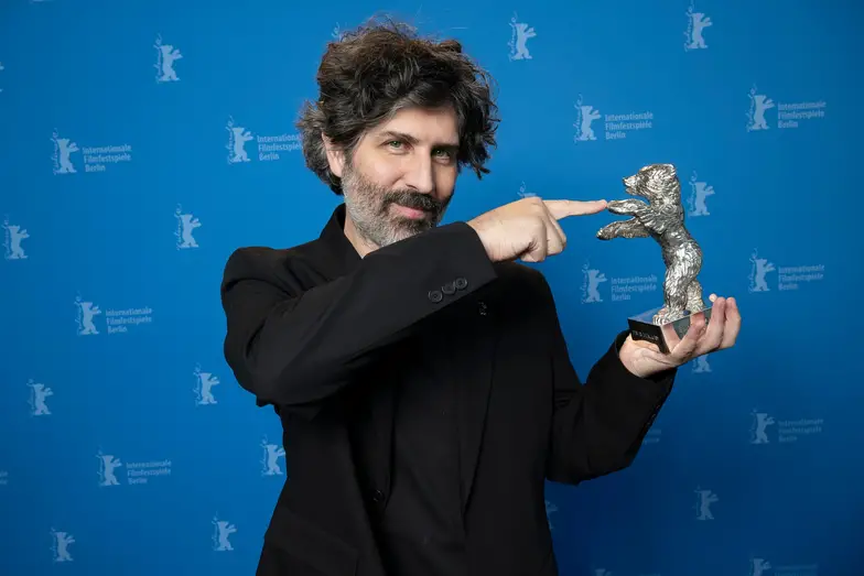 Reżyser Iván Fund // Fot. Alexander Janetzko / Berlinale 2025 / Materiały prasowe Reżyser Iván Fund