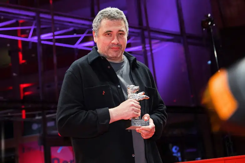 Radu Jude ze Srebrnym Niedźwiedziem // Fot. Dirk Michael Deckbar / Berlinale 2025 / Materiały prasowe Radu Jude