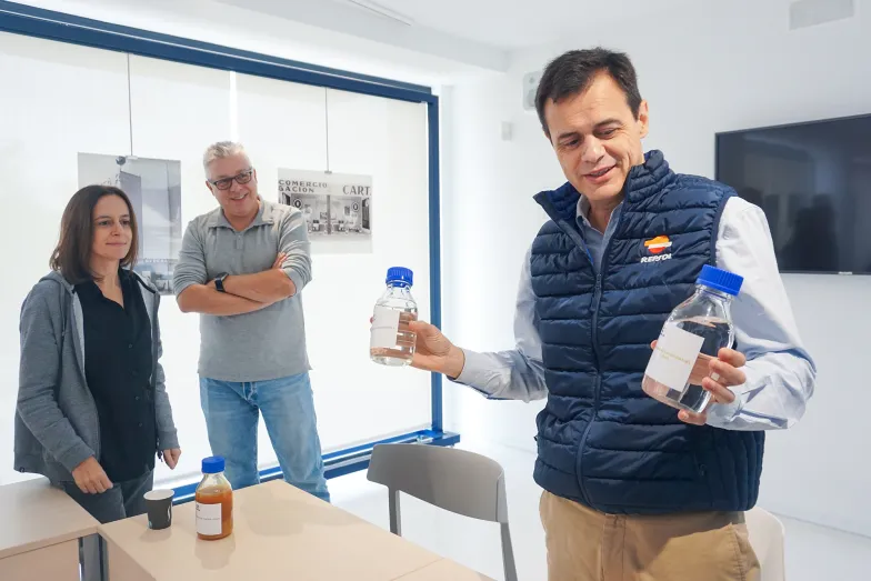 Antonio Maestra Gómez, dyrektor rafinerii Repsol w Kartagenie, pokazuje trzy słoiki: dwa z przezroczystymi cieczami (to paliwa odnawialne) i trzeci ze zużytym olejem roślinnym. // Fot. Agnieszka Zielińska 