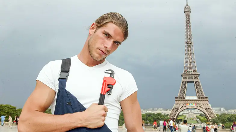 Model Piotr Adamski jako "polski hydraulik" w kampanii reklamowej. Czerwiec, 2005 r. // Sipa / East News