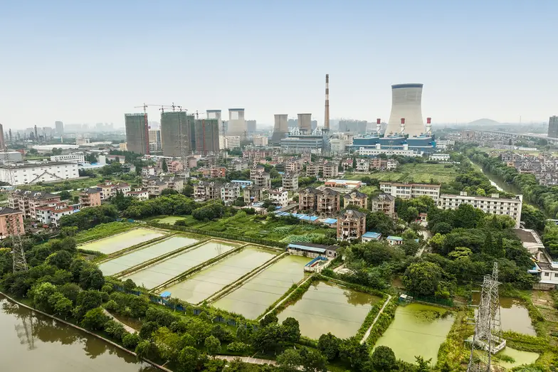 Elektrownie węglowe na terenach mieszkalnych Hangzhou w Prowincji Zhejiang w Chinach // Fot. Zhaojiankang / Adobe Stock Elektrownie węglowe na terenach mieszkalnych Hangzhou w Prowincji Zhejiang w Chinach // Fot. zhaojiankang / Adobe Stock