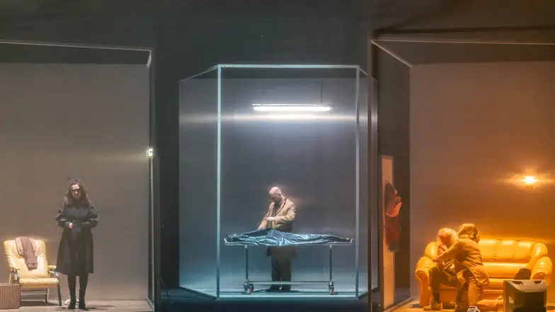 Scena ze spektaklu „Zamach na Narodowy Stary Teatr. Narodziny narodu”, reż. Jakub Skrzywanek // HaWa / Narodowy Stary Teatr im. Heleny Modrzejewskiej Scena ze spektaklu „Zamach na Narodowy Stary Teatr. Narodziny narodu”, reż. Jakub Skrzywanek // HaWa / Narodowy Stary Teatr im. Heleny Modrzejewskiej