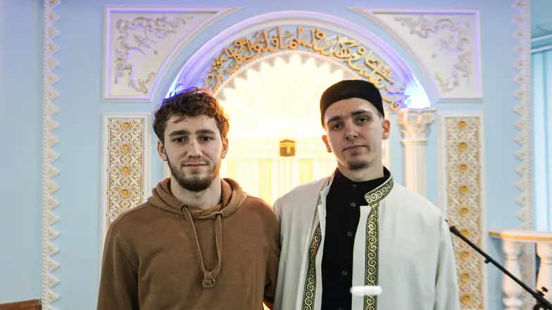 Jusuf i Dżamal w Muzułmańskim Centrum Kulturalnym "Al Manar" w Charkowie. Styczeń, 2025 r. // Fot. Antonina Palarczyk Jusuf i Dżamal w Muzułmańskim Centrum Kulturalnym "Al Manar" w Charkowie. Styczeń, 2025 r. // Fot. Antonina Palarczyk