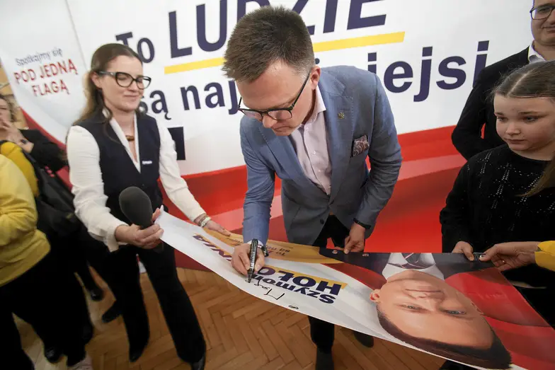Szymon Holownia podczas spotkania z wyborcami. Gdynia, 5 kwietnia 2025 r. // Fot. Kamil Gozdan / Agencja Wyborcza.pl