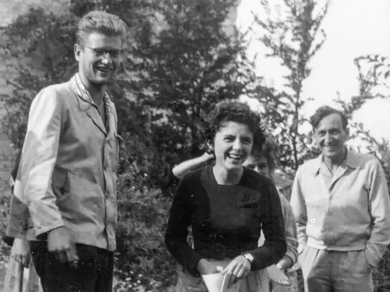 Podczas obozu „Więzi” w Kazimierzu Dolnym w sierpniu 1959 r. – od lewej: 22-letni Andrzej Kłoczowski z bujną czupryną, Agnieszka Wróblewska i Tadeusz Mazowiecki // Fot. Jacek Łukasiewicz / archiwum „Więzi" Podczas obozu „Więzi” w Kazimierzu Dolnym w sierpniu 1959 r. – od lewej: 22-letni Andrzej Kłoczowski z bujną czupryną, Agnieszka Wróblewska i Tadeusz Mazowiecki // Fot. Jacek Łukasiewicz / archiwum „Więzi"