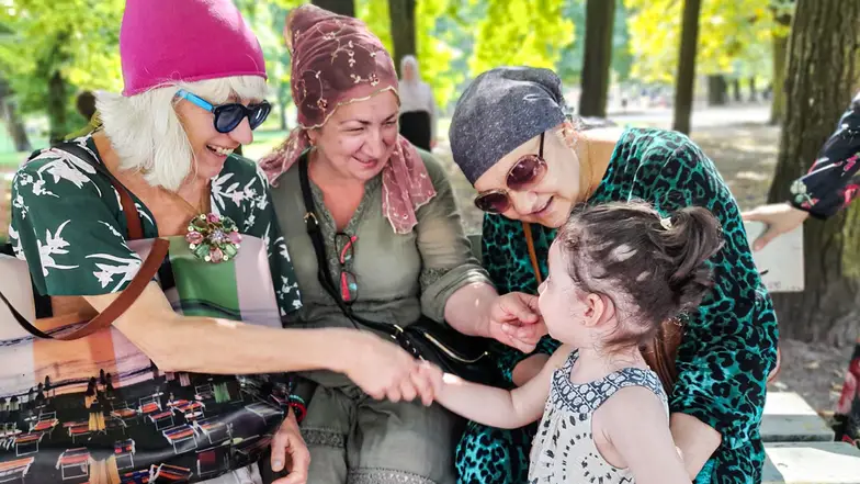 Marina Hulia (z lewej) z kobietami z Czeczenii w Parku Saskim. Warszawa, 20 sierpnia 2023 r. // Fot. Jacek Taran Marina Hulia (z lewej) z kobietami z Czeczenii w Parku Saskim. Warszawa, 20 sierpnia 2023 r. // Fot. Jacek Taran