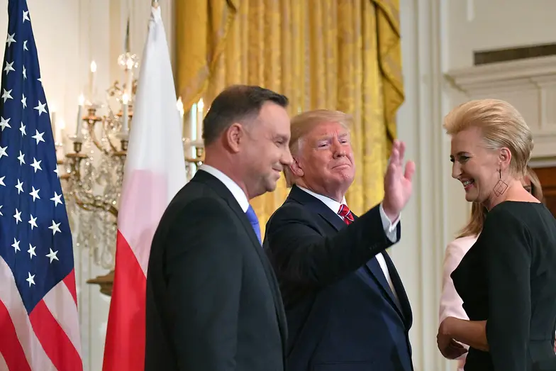USA w nowej analizie geopolitycznej stają się czynnikiem zwiększającym, a nie – jak dotąd – zmniejszającym ryzyko. Na zdjęciu: Trump, Andrzej Duda i Agata Kornhauser-Duda w Białym Domu. 12 czerwca 2019 r. // Fot. Mandel Ngan / AFP / East News USA w nowej analizie geopolitycznej stają się czynnikiem zwiększającym, a nie – jak dotąd – zmniejszającym ryzyko. Na zdjęciu: Trump, Andrzej Duda i Agata Kornhauser-Duda w Białym Domu. 12 czerwca 2019 r. // Fot. Mandel Ngan / AFP / East News