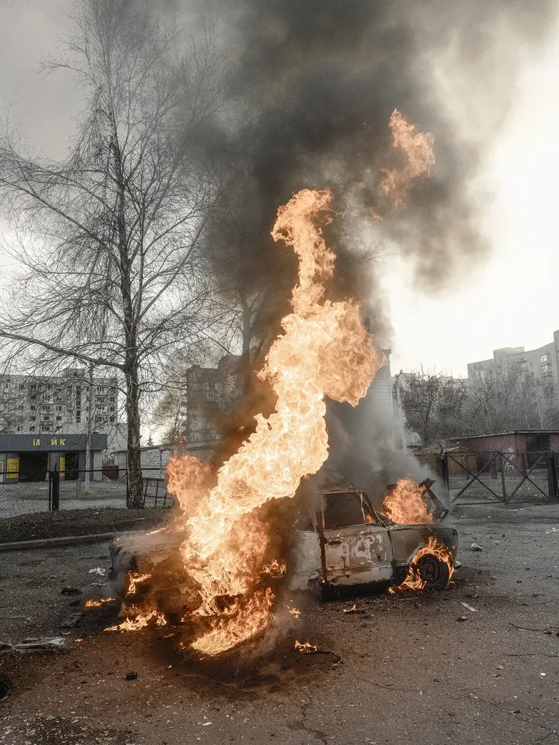 Cywilny samochód w centrum miasta zniszczony przez drona sterowanego poprzez przewód optyczny. Pokrowsk, 8 marca, 2025 r. // Fot. Jonasz Chlebowski Cywilny samochód w centrum miasta zniszczony przez drona sterowanego poprzez przewód optyczny. Pokrowsk, 8 marca, 2025 r. // Fot. Jonasz Chlebowski