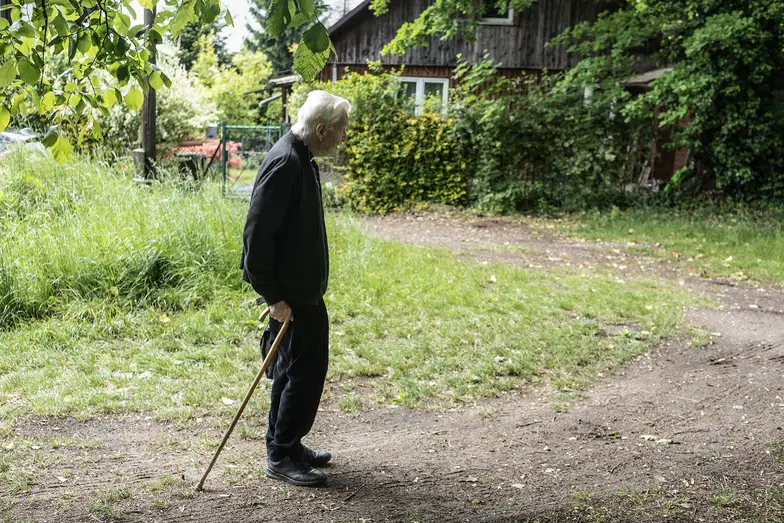 Ks. Adam Boniecki. Okolice ulicy Przykopy na Woli Duchackiej, szukamy drewnianego domu w zakopiańskim stylu. Kraków, 19 maja 2025 r. // Fot. Grażyna Makara Ks. Adam Boniecki. Okolice ulicy Przykopy na Woli Duchackiej, szukamy drewnianego domu w zakopiańskim stylu. Kraków, 19 maja 2025 r. // Fot. Grażyna Makara