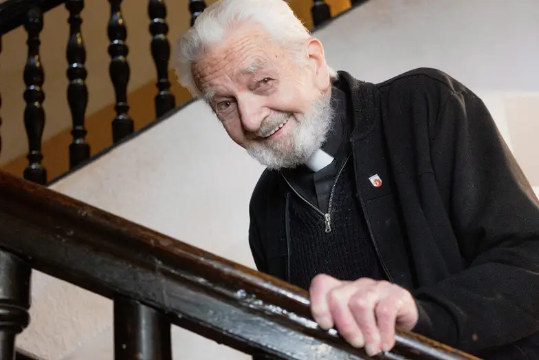 Ks. Adam Boniecki na schodach do dawnej redakcji „Tygodnika Powszechnego” przy ulicy Wiślnej 12. Kraków, 19 maja 2025 r. // Fot. Grażyna Makara Ks. Adam Boniecki na schodach do dawnej redakcji „Tygodnika Powszechnego” przy ulicy Wiślnej 12. Kraków, 19 maja 2025 r. // Fot. Grażyna Makara