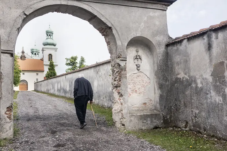 Ks. Adam Boniecki przed klasztorem kamedułów na Bielanach. Kraków, 19 maja 2025 r. // Fot. Grażyna Makara Ks. Adam Boniecki przed klasztorem kamedułów na Bielanach. Kraków, 19 maja 2025 r. // Fot. Grażyna Makara
