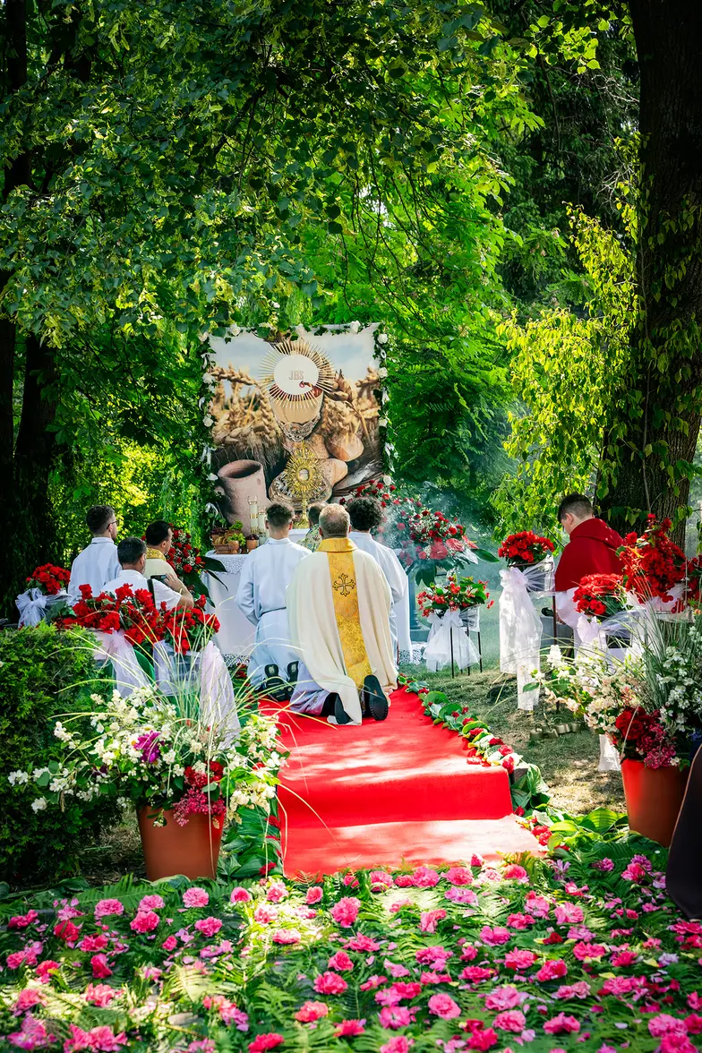 Ołtarz w kwiatach, uroczystość Bożego Ciała w parafii św. Tomasza Apostoła w Kietrzu. Opolszczyzna, 28 maja 2024 r. // Fot. Edyta Gonet