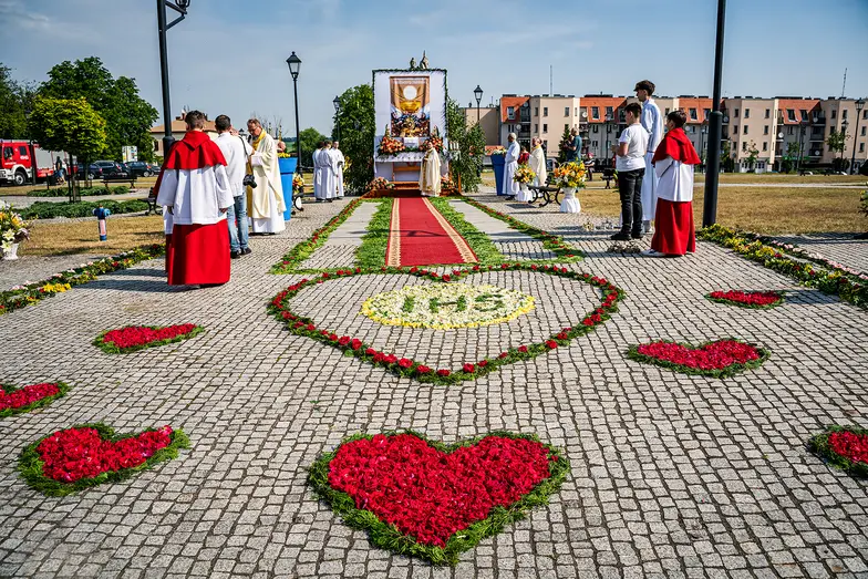 Procesja Bożego Ciała w parafii św. Tomasza Apostoła w Kietrzu. Opolszczyzna, 28 maja 2024 r. // Fot. Edyta Gonet