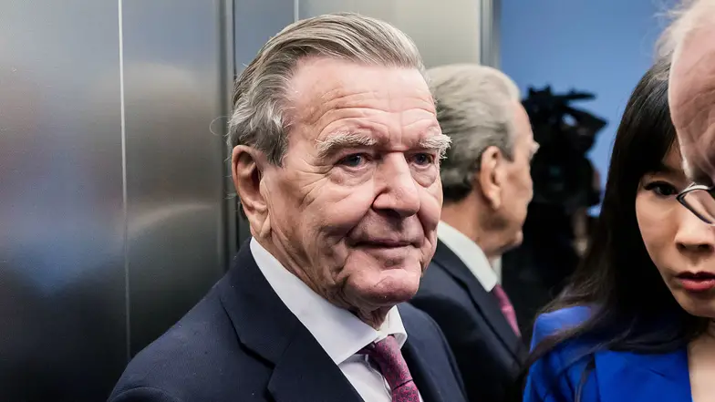 Były kanclerz Niemiec Gerhard Schröder w Sądzie Administracyjnym Berlina-Brandenburgii, po rozprawie w sprawie utraty jego biura w Bundestagu. 6 czerwca 2024 r // Fot. Christoph Soeder / DPA / PAP Były kanclerz Niemiec Gerhard Schröder w Sądzie Administracyjnym Berlina-Brandenburgii, po rozprawie w sprawie utraty jego biura w Bundestagu. 6 czerwca 2024 r // Fot. Christoph Soeder / DPA / PAP