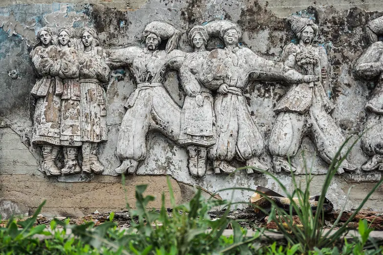 Płaskorzeźba z trafionej rosyjskim dronem restauracji „Złoty kogut” w Dobropolu. Ukraina, 21 maja 2025 r. // Fot. Antonina Palarczyk