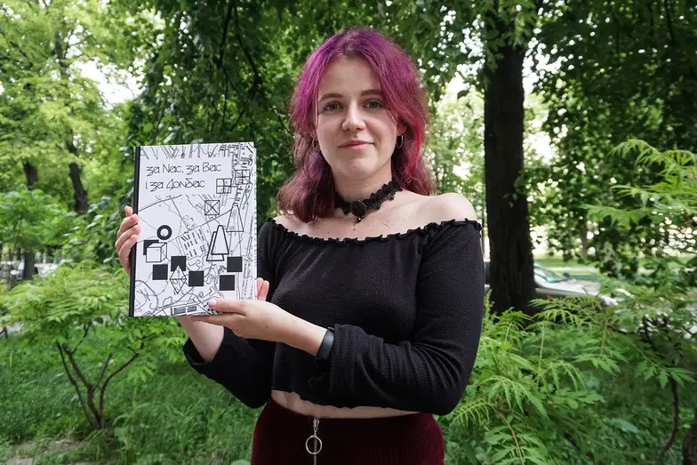  Anna z książką „Za nas, za was, za Donbas”. Ukraina, 27 maja 2025 r. // Fot. Antonina Palarczyk