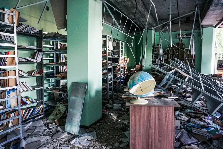 Zniszczona biblioteka w Pokrowsku. Ukraina, 21 maja 2025 r. // Fot. Antonina Palarczyk