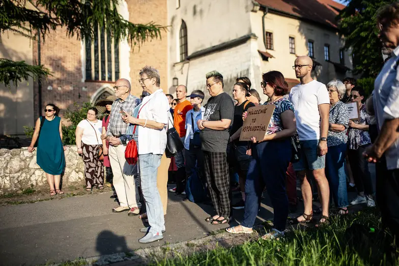 „Solidarni z osobami skrzywdzonymi” - protest przeciw decyzji KEP pod krakowską kurią, 18 czerwca 2025 r. // Fot. Paweł Rakowski „Solidarni z osobami skrzywdzonymi” - protest przeciw decyzji KEP pod krakowską kurią, 18 czerwca 2025 r. // Fot. Paweł Rakowski