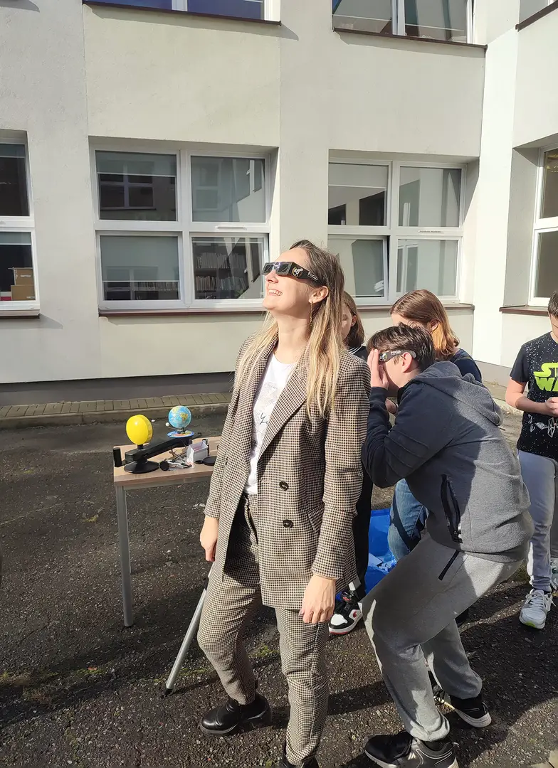 Aneta Kołton-Janiga podczas obserwacji częściowego zaćmienia Słońca w Zespole Szkół Ogólnokształcących nr 5 w Sosnowcu, 2023 r. // Fot. Katarzyna Łukaszewicz-Cholewa / Materiały CN Kopernik