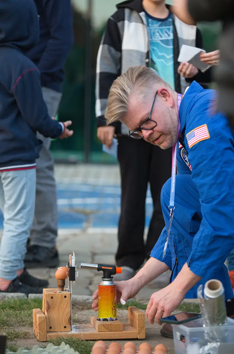 Waldemar Grabowski prowadzi warsztaty podczas World Space Week Wrocław, 2024 r. // Fot. Radosław Popieliński / WroSpace / Materiały CN Kopernik