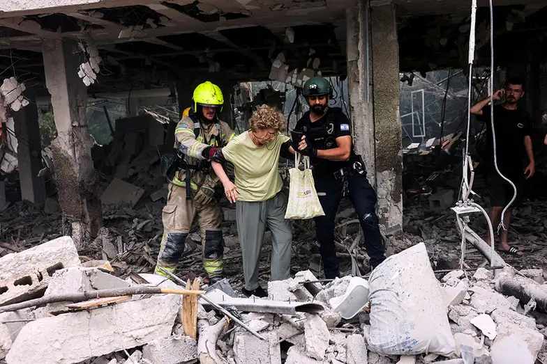 Ewakuacja mieszkańców ze zbombardowanego budynku po ataku rakietowym Iranu na Izrael. Tel Awiw, 22 czerwca 2025 r. // Fot. Tomer Appelbaum / Reuters / Forum Ewakuacja mieszkańców ze zbombardowanego budynku po ataku rakietowym Iranu na Izrael. Tel Awiw, 22 czerwca 2025 r. // Fot. Tomer Appelbaum / Reuters / Forum