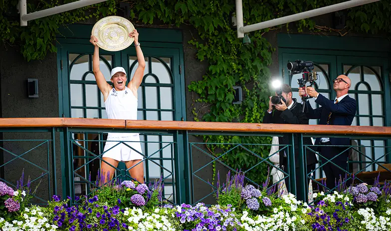 Iga Świątek cieszy się po wygranej w Wimbledonie. Londyn, 12 lipca 2025 r. Fot. Robert Prange / Getty Images