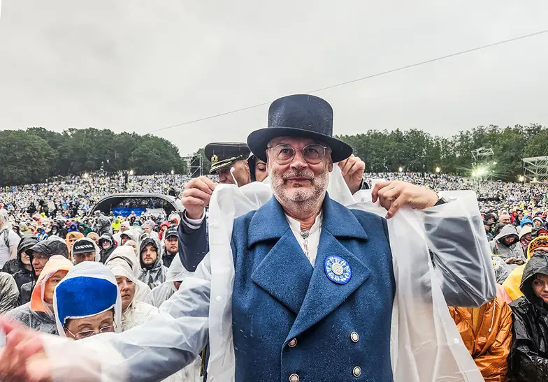 W festiwalu „Laulupidu” wzięło udział 90 tysięcy Estończyków, w tym prezydent kraju Alar Karis (na zdjęciu). Tallin, lipiec 2025 r. // Fot. Isabelle de Pommereau W festiwalu „Laulupidu” wzięło udział 90 tysięcy Estończyków, w tym prezydent kraju Alar Karis (na zdjęciu). Tallin, lipiec 2025 r. // Fot. Isabelle de Pommereau
