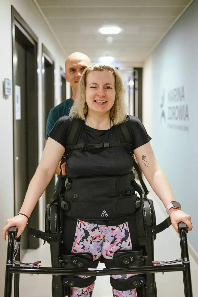 Martyna Bartkowiak podczas rehabilitacji z wykorzystaniem egzoszkieletu generacji Human Able Motion. Gdańsk, 18 lipca 2025 r. // Fot. Dorota Palmer // Materiały prasowe Ergo Hestia Martyna Bartkowiak podczas rehabilitacji z wykorzystaniem egzoszkieletu generacji Human Able Motion. Gdańsk, 18 lipca 2025 r. // Fot. Dorota Palmer // Materiały prasowe Ergo Hestia