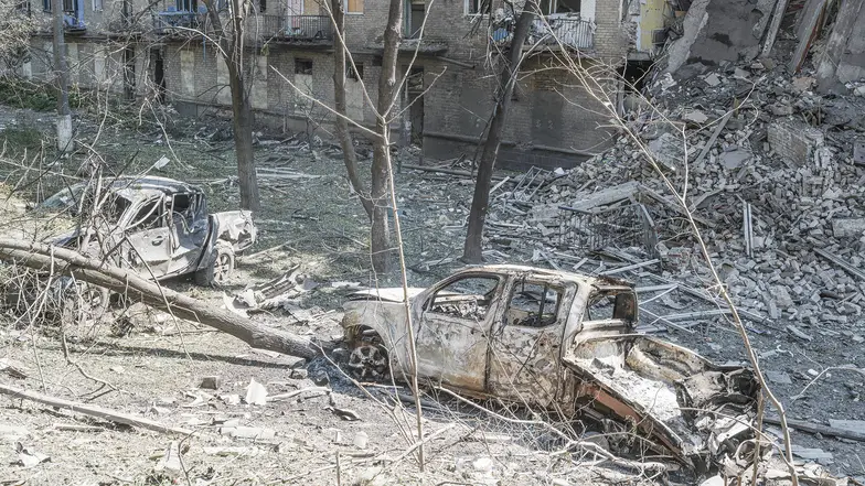 Samochody zniszczone w wyniku uderzenia rosyjskiej bomby lotniczej. Konstatynówka, 19 lipca 2025 r. // Fot. Jonasz Chlebowski Samochody zniszczone w wyniku uderzenia rosyjskiej bomby lotniczej. Konstatynówka, 19 lipca 2025 r. // Fot. Jonasz Chlebowski