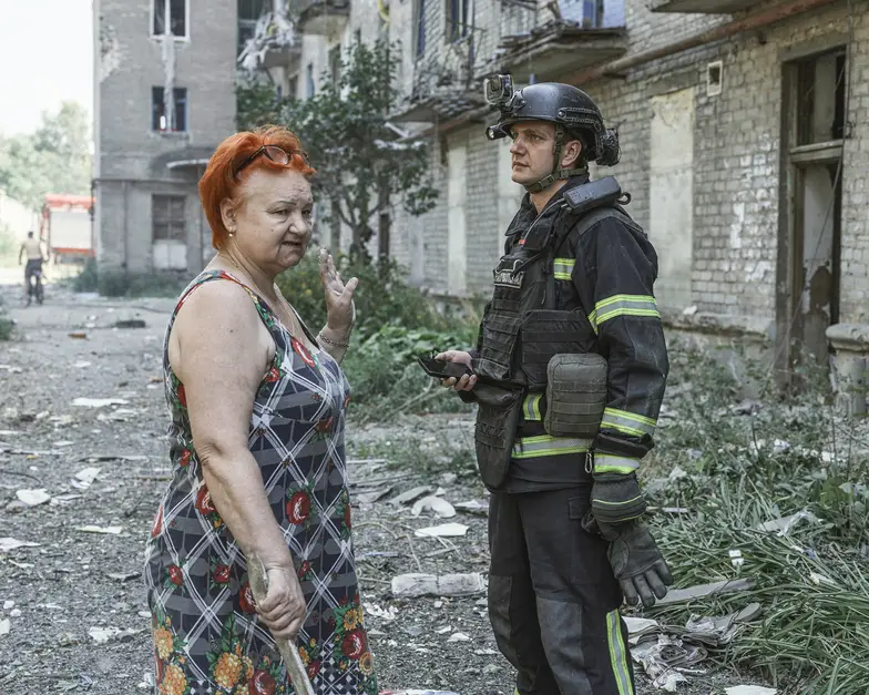 Strażak z mieszkanką zniszczonego bloku. Konstantynówka, 19 lipca 2025 r. // Fot. Jonasz Chlebowski Strażak z mieszkanką zniszczonego bloku. Konstantynówka, 19 lipca 2025 r. // Fot. Jonasz Chlebowski