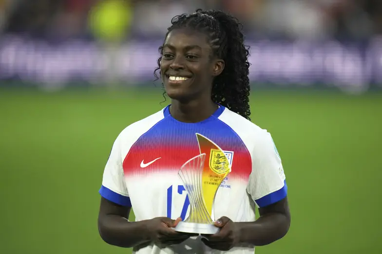 Michelle Agyemang z pucharem dla najlepszej młodej zawodniczki mistrzostw Europy, 27 lipca 2025 r. // Fot. Alessandra Tarantino/Associated Press/East News Michelle Agyemang