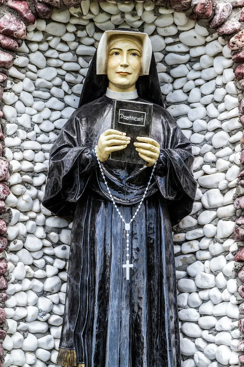 Figura św. Marii Faustyny Kowalskiej w Sanktuarium Matki Bożej Tylickiej. // Fot. Adam Ján Figel / Adobe Stock