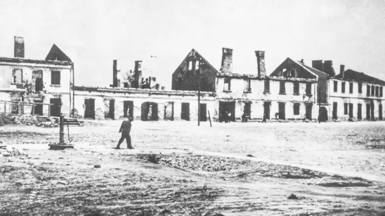 Zniszczona przez bombardowanie zabudowa rynku // Archiwum Jana i Tomasza Millerów