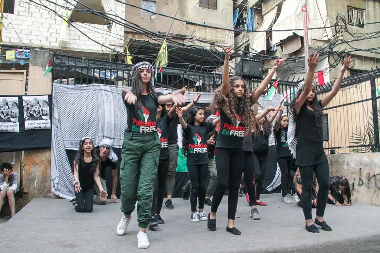 15-letnia Bayan tańcząca dabke, tradycyjny lewantyński taniec, na prowizorycznej scenie na placu w Szatili, w obozie dla uchodżcow z Palestyny. Liban 2018 r. // Fot. Agnieszka Pikulicka-Wilczewska