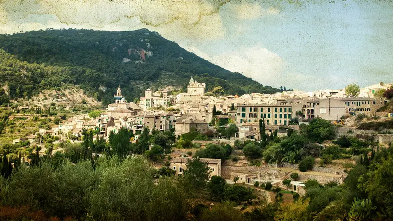 Valldemossa na pocztówce z Majorki // Fot. erika8213 / Adobe Stock