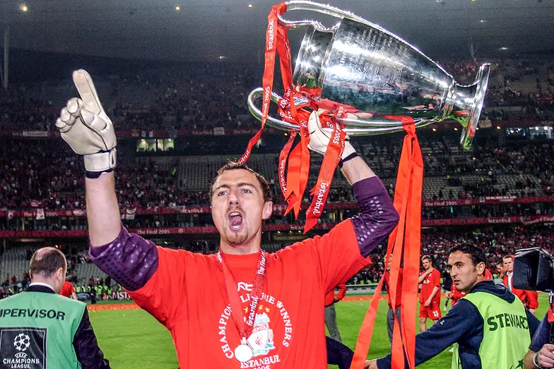 Jerzy Dudek, bramkarz Liverpoolu, z pucharem Ligi Mistrzów po wygranej w karnych w meczu Liverpool - AC Milan, 25 maja 2025 r. // Fot. Tony Marshall / PA Images / Getty Images Jerzy Dudek, bramkarz Liverpoolu, z pucharem Ligi Mistrzów po wygranej w karnych w meczu Liverpool - AC Milan, 25 maja 2025 r. // Fot. Tony Marshall / PA Images / Getty Images