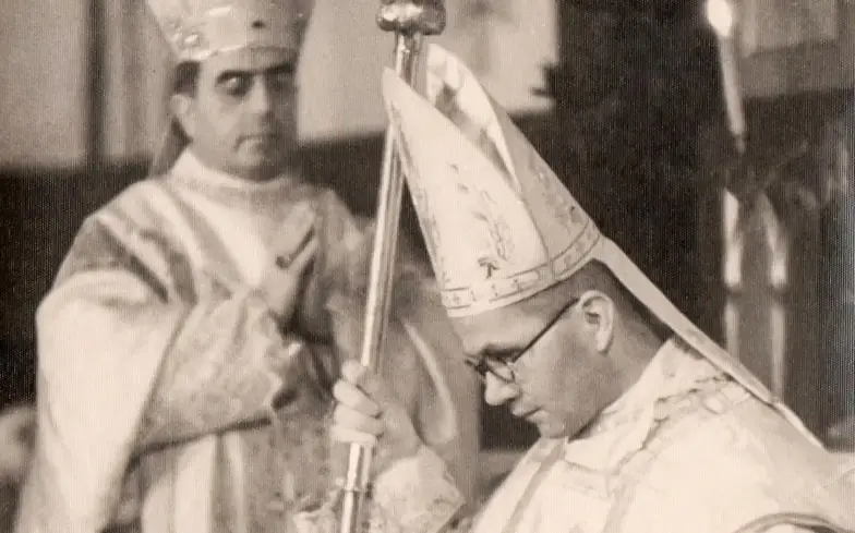 Konsekracja biskupa Eduarda Profittlicha (po prawej) dokonana przez nuncjusza apostolskiego Antonina Aratę w katedrze Świętych Piotra i Pawła w Tallinie, 27 grudnia 1936 r. // Rooma-Katoliku Kirik Eestis